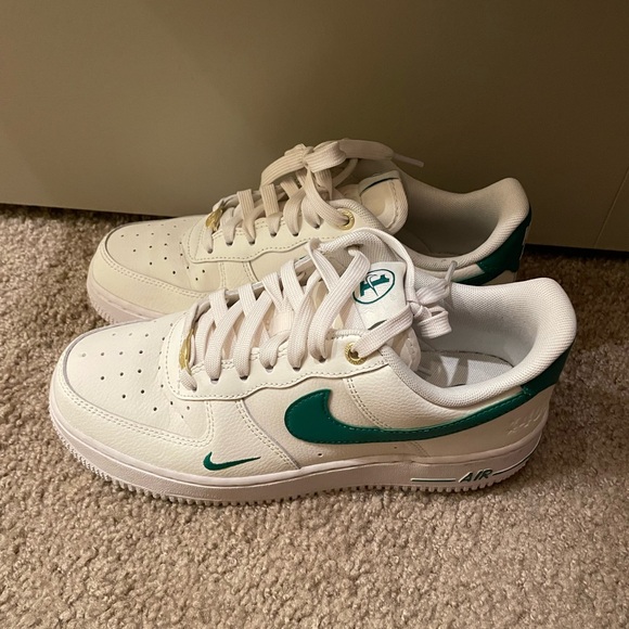 Nike Air Force 1 '07 40th anniversary sneakers in sail white and malachite green - Picture 1 of 5
